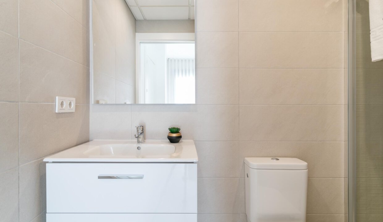 B8.2_Eden-Beach-apartments-La-Mata-Bathroom-May-24-scaled